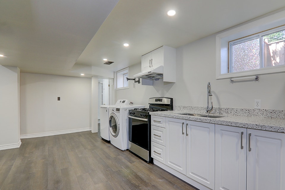 Raised Basement Apartment at Yonge and Davis Newmarket 5