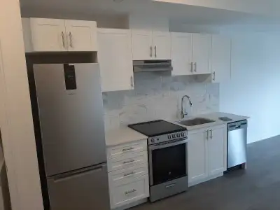Bright and Spacious 1 Bedroom unit at outstanding Newmarket Location steps to Southlake General Hosp...