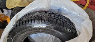 Je vends ce pneu d'hiver Bridgestone Winterforce 4, dimensions 215/70R16 100S M+S, en condition usag...