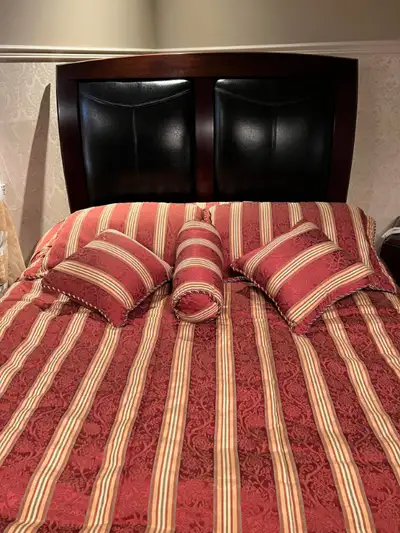 COUVRE-LIT  DOUBLE OU QUEEN; VIENT AVEC  CACHE-OREILLERS ET 3 CO, View more