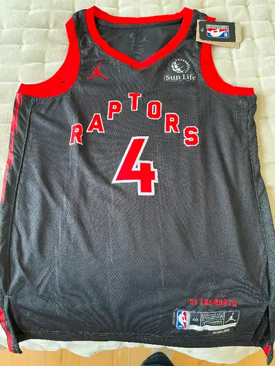 Chandail basketball NBA authentique des Raptors de Toronto, #4 Barnes, état neuf, valeur 179,00$ + T...
