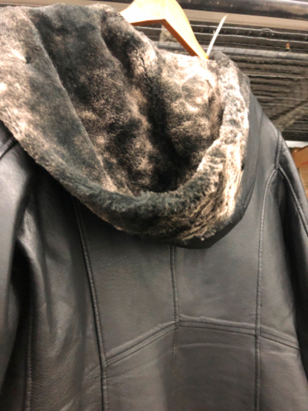 Danier Genuine Leather Hooded Winter Coat in Women's - Tops & Outerwear in Markham / York Region - Image 2