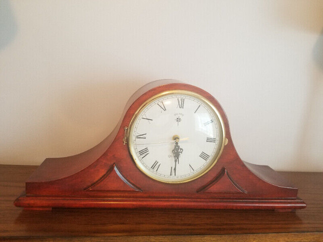 Desk/mantel Clock in Home Décor & Accents in Calgary