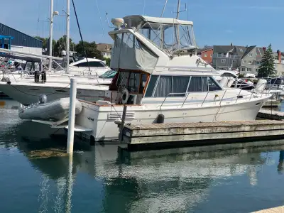 LADY SELLER - PERFECT LIVEABOARD. Full lower State room with (new) Queen bed (new mattress) - forwar...