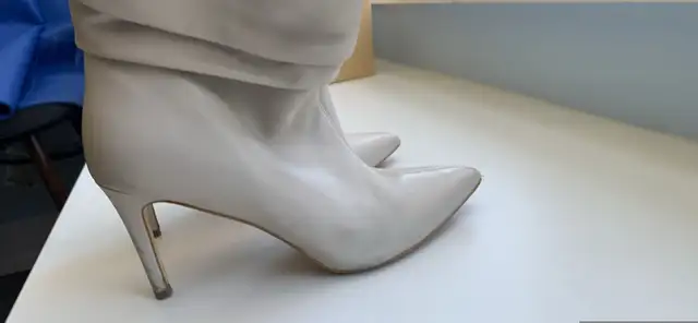 GUESS off white pointed toe boot with heel in Women's - Shoes in Mississauga / Peel Region - Image 4