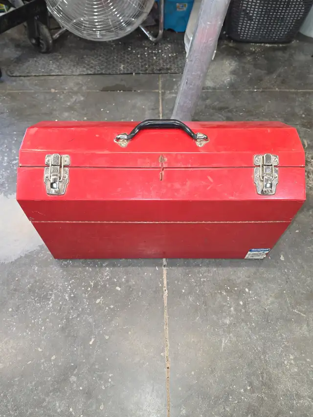 Madtercraft hip roof toolbox