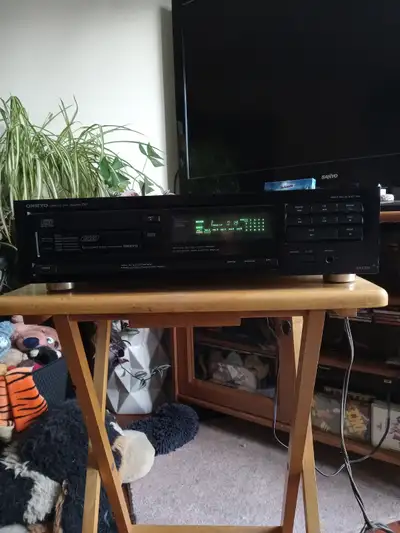 QUALITY MADE IN JAPAN ONKYO DX-C300 CD PLAYER, GREAT BUILD QUALITY METAL FACE PLATE AND CASE. SOUNDS...