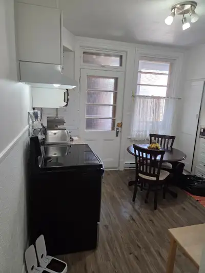 Non fumeur. 41/2 sur deux étages, 1er et sous-sol. $1270/mois. Deux salles de bains NC NE. Eau chaud...