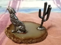 WOLF FIGURINE ON NATURAL AGATE BASE