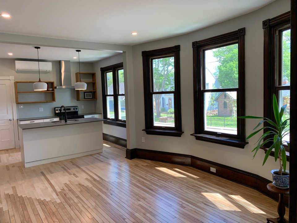 Bright Downtown One Bedroom Apartment 5
