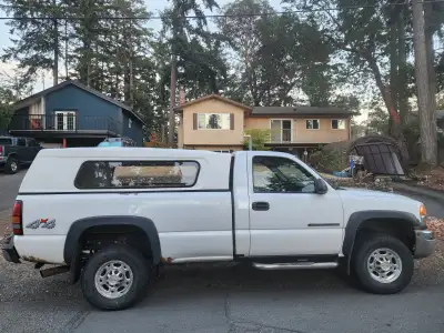 2006 GMC Sierra 2500HD, 6.0L, 4x4, Automatic with 291k kms. Good 10 ply Tires, newer Rear Brakes (Pa...