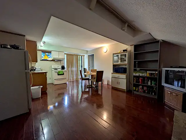 Private, Large Master Bedroom Near SFU in Room Rentals & Roommates in Burnaby/New Westminster - Image 7