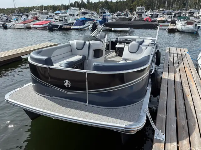 Legend Pontoon Q-Series in Powerboats & Motorboats in Barrie - Image 2