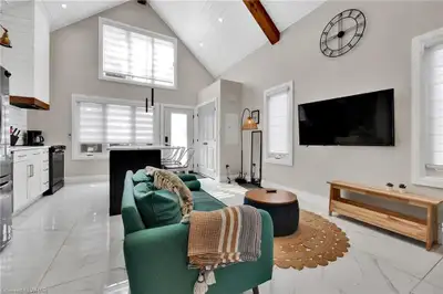 Beautiful Detached Rear Unit Home!