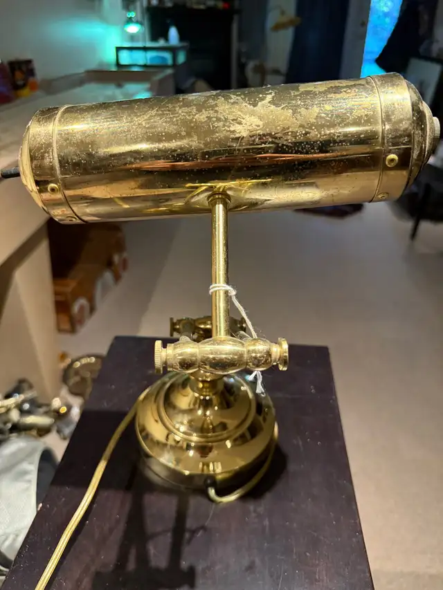Vintage Brass Bankers Lamp in Indoor Lighting & Fans in City of Toronto - Image 5