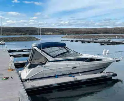 Great 28ft cabin cruiser, sleeps 4 adults comfortably with only 790 hours on the 7.4 Mercruiser engi...