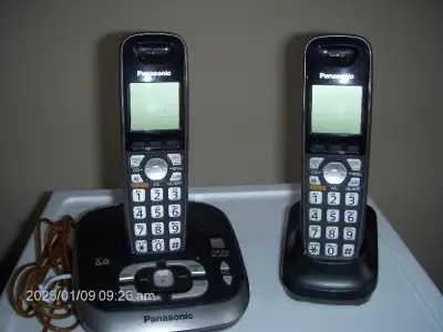 Téléphone dans sa boite, sans fil numérique extensible avec répondeur. 2 combiné avec afficheur blan...