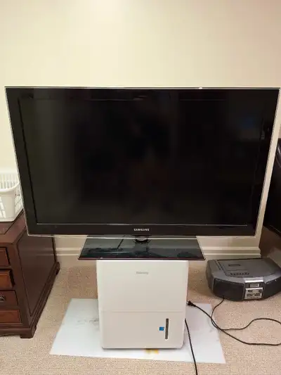 For sale is a Samsung 40" LCD TV. Great condition and works perfectly. Comes with remote.