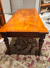 Traditional coffee table with 2 ends