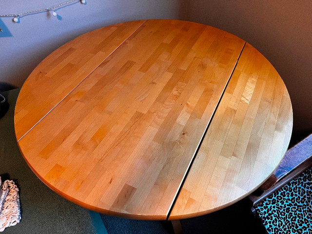 Solid wood table - Apartment size in Dining Tables & Sets in Strathcona County