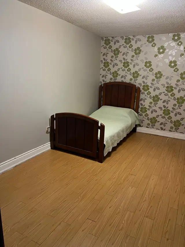 Large Furnished 2 Rooms Available Immediately – UTM