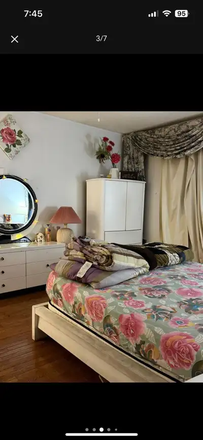 Spacious Master Bedroom for Sharing – All Utilities Included A spacious and clean master bedroom is...