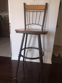 Bar stool with swivel