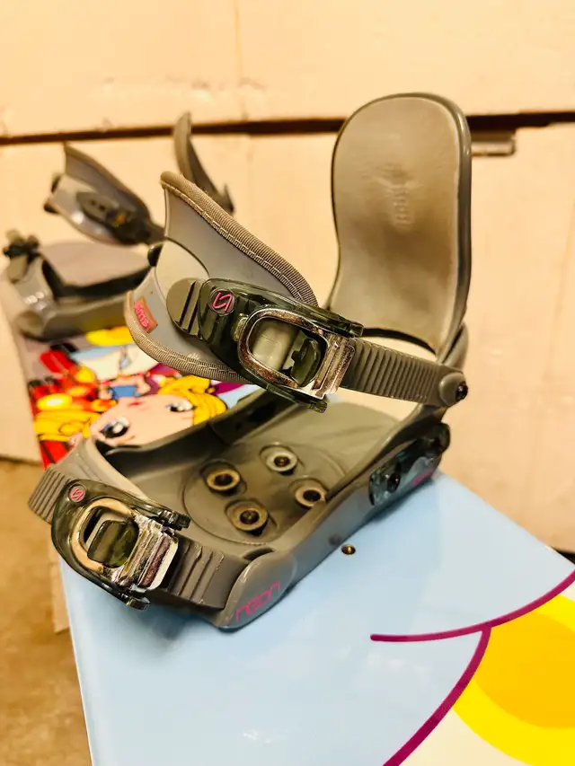 Mole snowboard 132 cm with Sims small bindings in Snowboard in Markham / York Region - Image 6