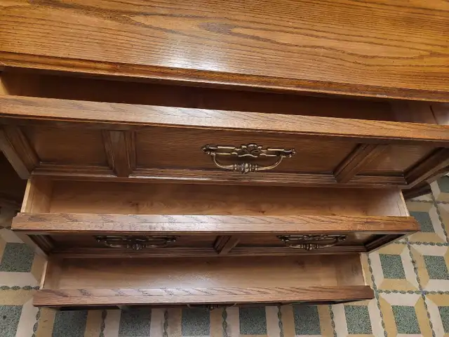 Meuble avec miroir- Chêne, excellent état  in Dressers & Wardrobes in City of Montréal - Image 6