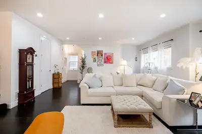 pacious Executive Family Home for Rent – Grandview Heights Nearly 3,000 sq ft | Central A/C | Double...