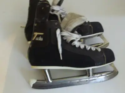 PAIRE DE PATIN DE HOCKEY VINTAGE CCM LAMES TUBES, View more