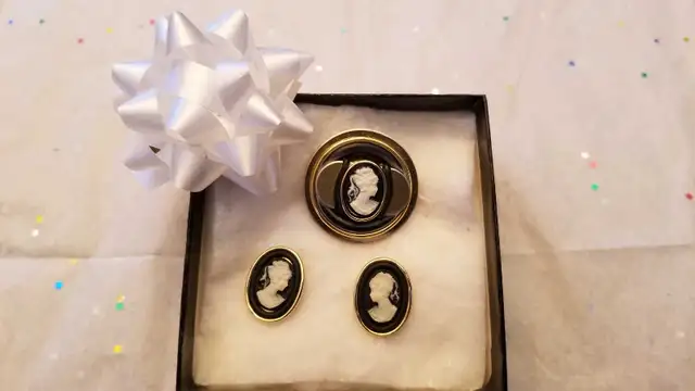 Cameo Earrings. New64744835800706120