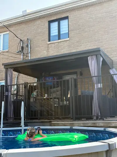 Gazebo Sunjoy 10' x 12' à toit incliné — Structure très solide, View more