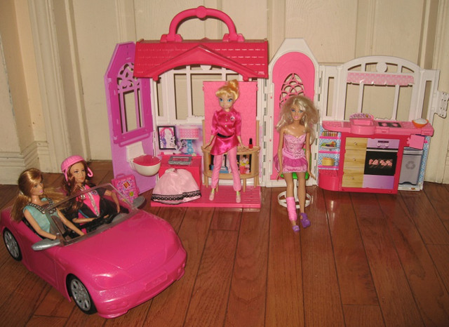 Barbie Folding Take & Go Dollhouse w/ Pink Car & 4 Dolls in Toys & Games in City of Toronto - Image 3