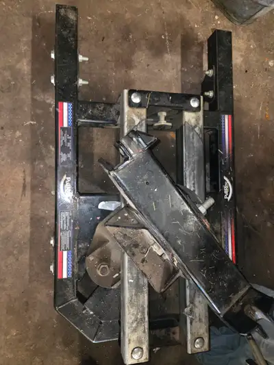 Pullrite super glide 5th wheel hitch used in great condtion Asking 2000