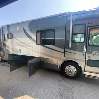 This gorgeous motorhome will take you in style and comfort on your next getaway to warmer places. Th...