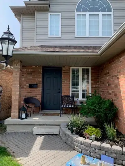 3 bedroom house for rent in the south end on Boulder Crescent. This upper portion of the house is eq...
