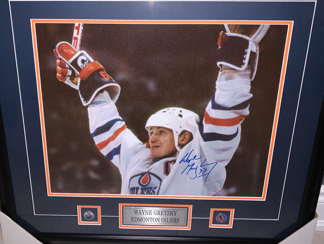 Wayne Gretzky Framed signed Edmonton Oilers - 16 x 20 Photo in Arts & Collectibles in Mississauga / Peel Region - Image 3