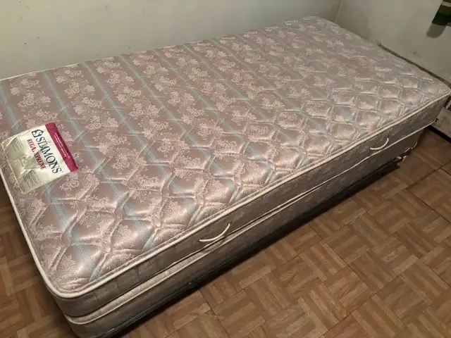 Twin size bed for sale, very good condition. in Beds & Mattresses in City of Montréal - Image 3