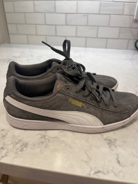 Size 9 women’s Puma Swede shoes