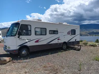 2003, 30ft. Ford V-10, 6.8L Engine. Ford 53 Chassis, 75 Gallon Gas Tank. Mileage 125,376kms. No slid...