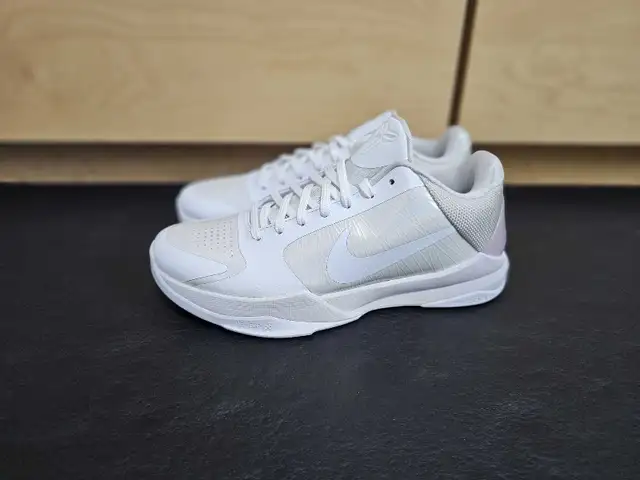 Kobe 5 Platinum in Men's Shoes in Mississauga / Peel Region - Image 2