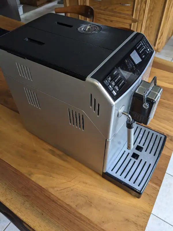 Saeco HD8772 Super-Automatic Coffee Machine in Coffee Makers in Ottawa - Image 3