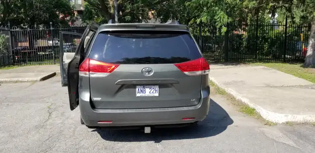 toyota sienna 2011 in Cars & Trucks in City of Montréal - Image 6
