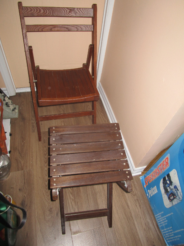 chaise pliante avec table de bois pliante intérieur- extérieur ! dans Autres tables  à Laval/Rive Nord