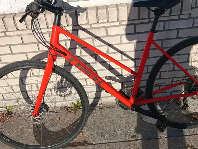 Trek FX2 in Road in Winnipeg - Image 2