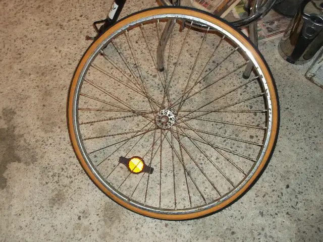 Bicycle Bicyclette Vélo Siège Pneu Roue Tire Stand in Cruiser, Commuter & Hybrid in Laval / North Shore - Image 6