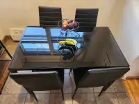 Table à manger et chaises 150$