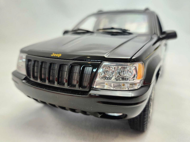 Autoart 1999 Jeep Grand Cherokee Limited V8 4x4 Black 1:18 Rare in Arts & Collectibles in Kawartha Lakes - Image 2