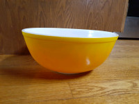 Vintage Pyrex 404 large ombre yellow/orange mixing bowl